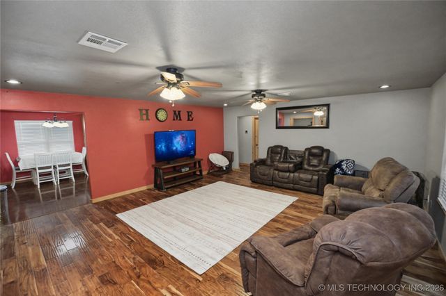 9754 N 510 Road, Tahlequah, OK 74464