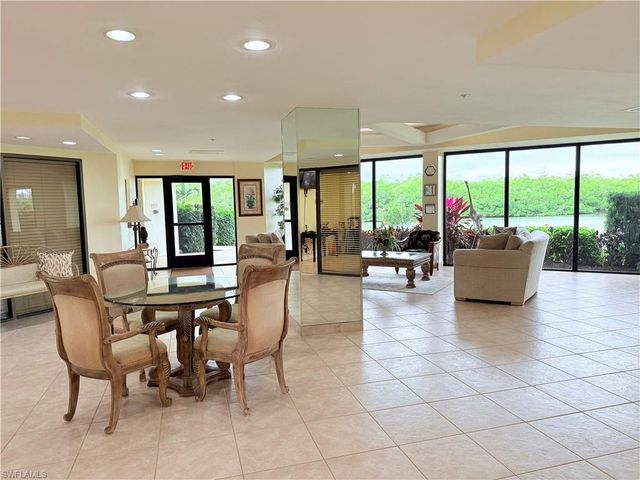 15 Bluebill AVE # 206, Naples, FL 34108