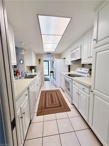 15 Bluebill AVE # 206, Naples, FL 34108