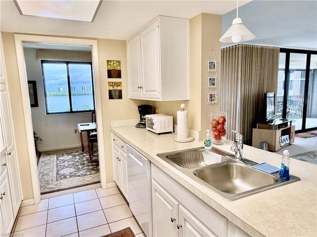 15 Bluebill AVE # 206, Naples, FL 34108