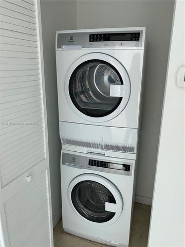 300 S Biscayne Blvd 2710, Miami, FL 33131