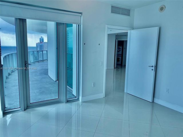 300 S Biscayne Blvd 2710, Miami, FL 33131