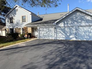310 OAK MEADOW Court D2, Schaumburg, IL 60193