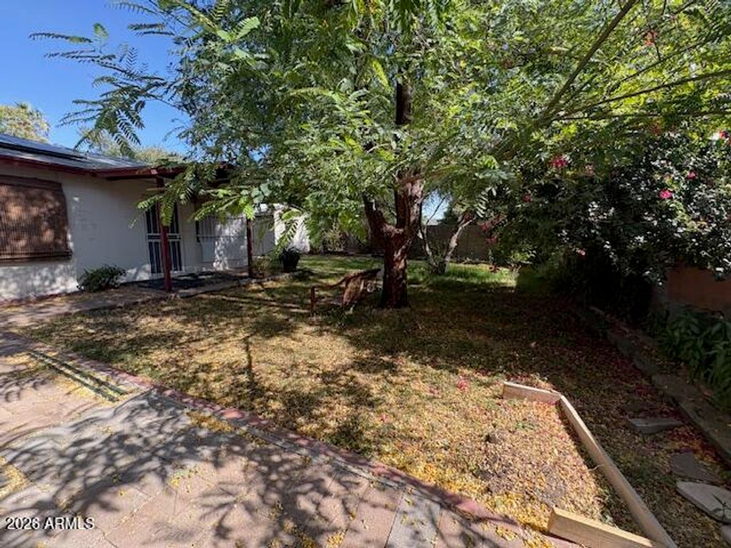 Image 7 of property listing at 1011 E COLTER Street, Phoenix, AZ 85014