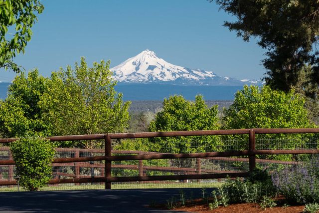 2076 SW 58th Street, Redmond, OR 97756