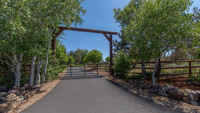 2076 SW 58th Street, Redmond, OR 97756