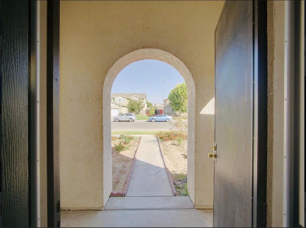 Image 2 of property listing at 2312 S Bush Avenue, Fresno, CA 93727