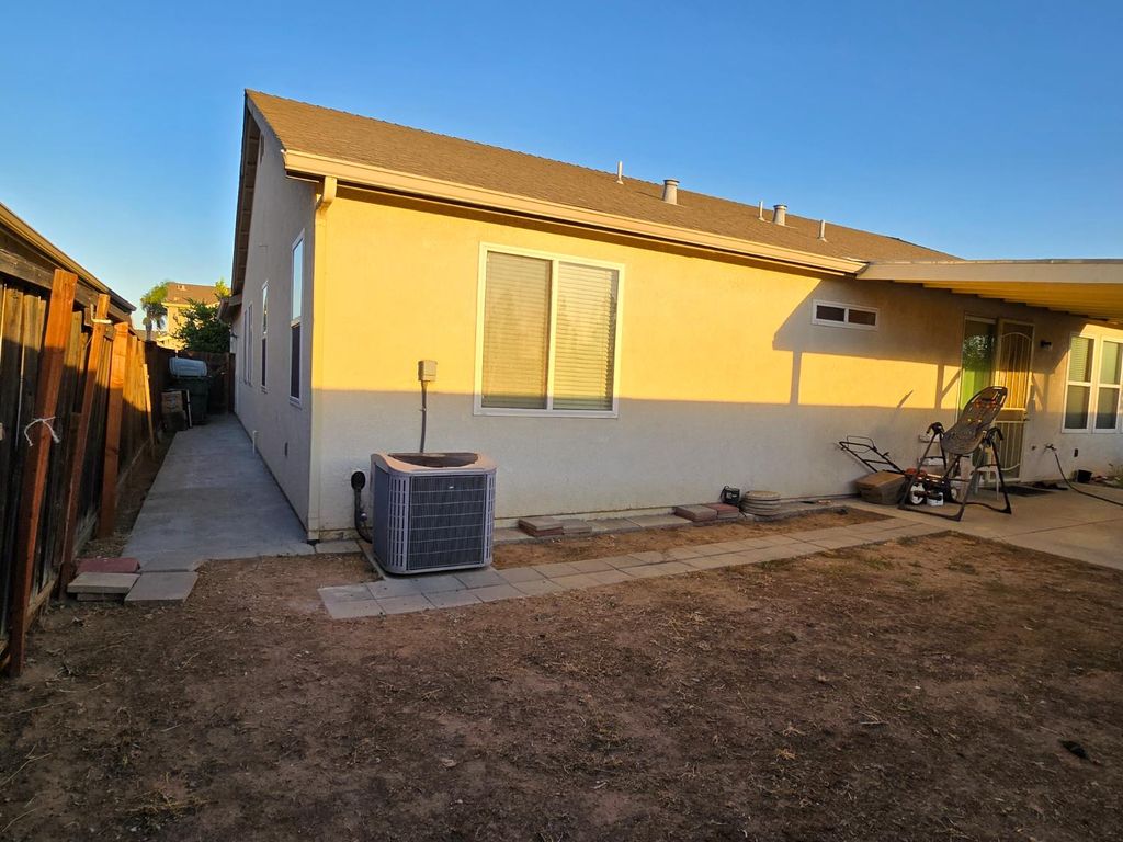 Image 3 of property listing at 2312 S Bush Avenue, Fresno, CA 93727