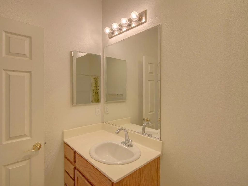 Image 4 of property listing at 2312 S Bush Avenue, Fresno, CA 93727