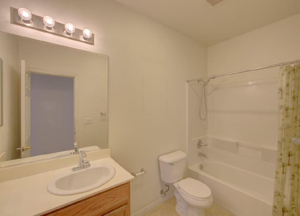 Image 5 of property listing at 2312 S Bush Avenue, Fresno, CA 93727