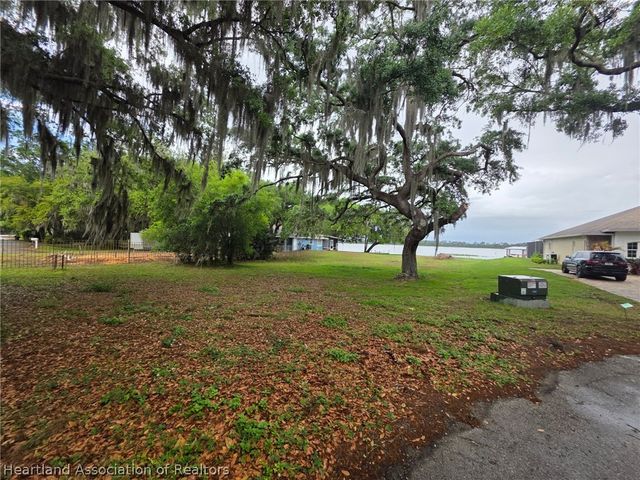 1048 Whispering Oaks Court, Sebring, FL 33875