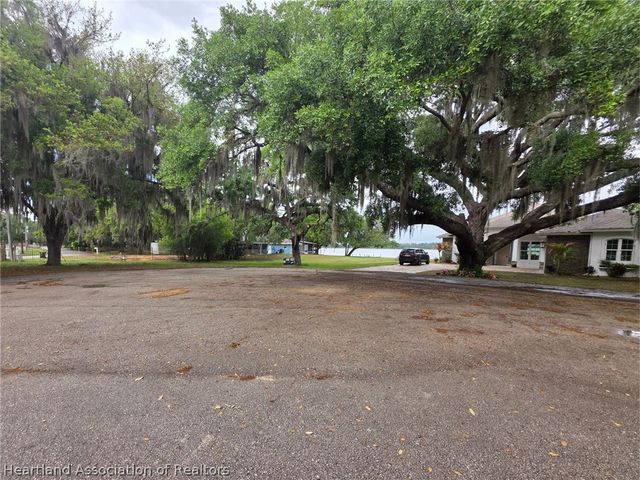 1048 Whispering Oaks Court, Sebring, FL 33875