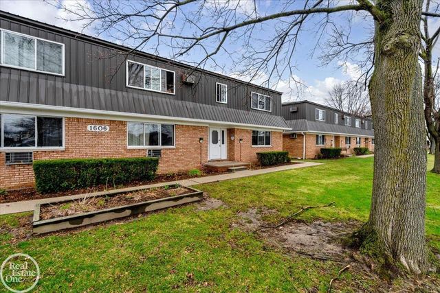 1606 Oakland Avenue, St Clair, MI 48079
