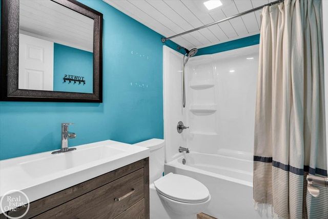 1606 Oakland Avenue, St Clair, MI 48079