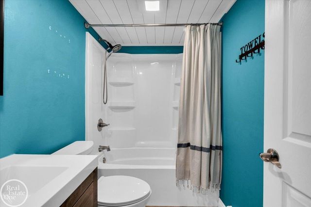 1606 Oakland Avenue, St Clair, MI 48079