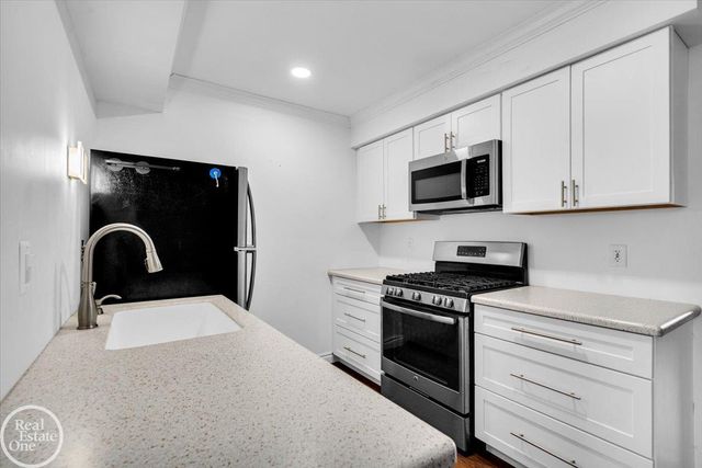 1606 Oakland Avenue, St Clair, MI 48079