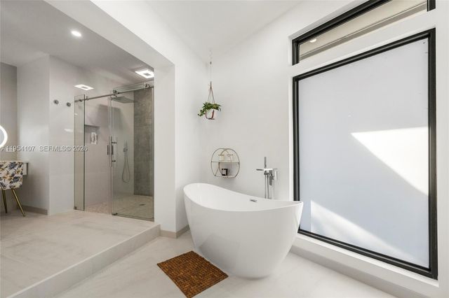 3910 NE 27th Ter, Lighthouse Point, FL 33064