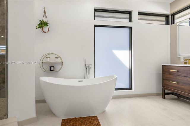 3910 NE 27th Ter, Lighthouse Point, FL 33064