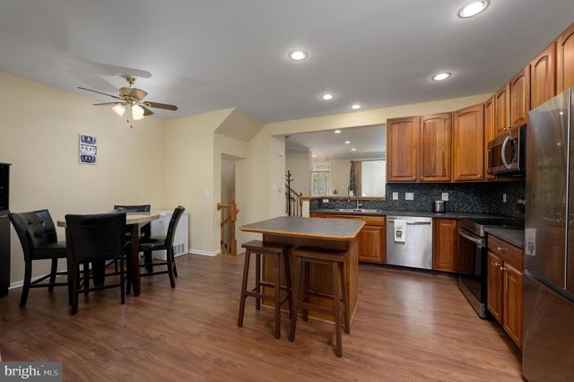 1 COLTS NECK DR, Sicklerville, NJ 08081