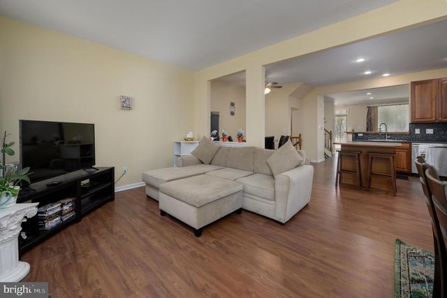 1 COLTS NECK DR, Sicklerville, NJ 08081