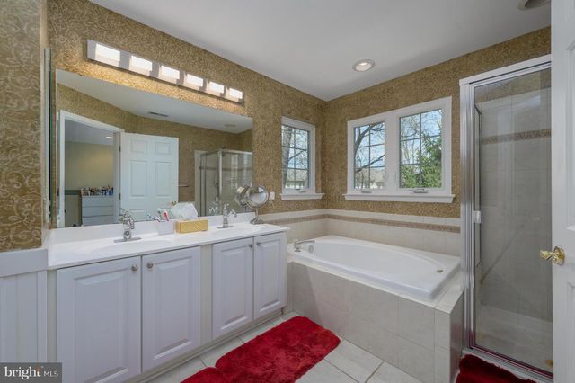 1 COLTS NECK DR, Sicklerville, NJ 08081