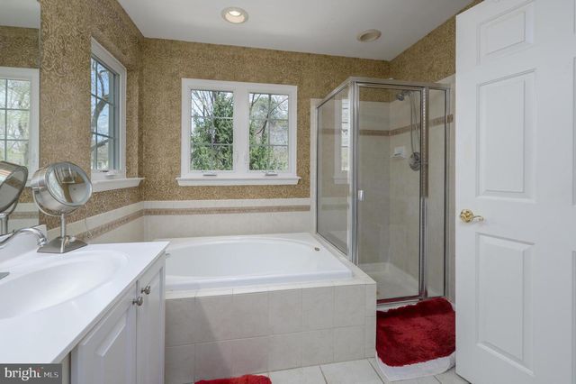 1 COLTS NECK DR, Sicklerville, NJ 08081