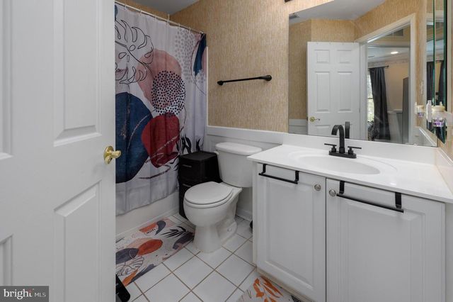 1 COLTS NECK DR, Sicklerville, NJ 08081