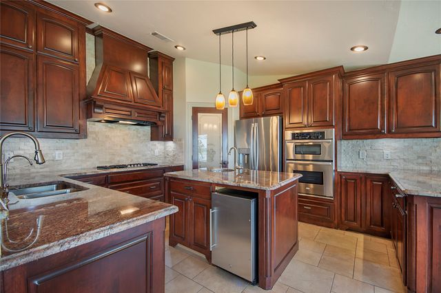 1227 Kiowa Drive W, Lake Kiowa, TX 76240
