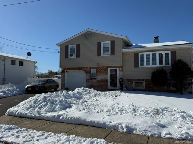 8 Speed Street, Brentwood, NY 11717