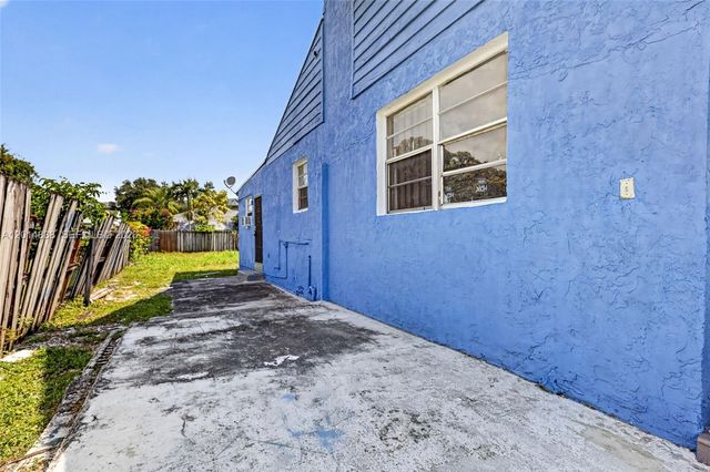 1211 NW 37th St, Miami, FL 33142