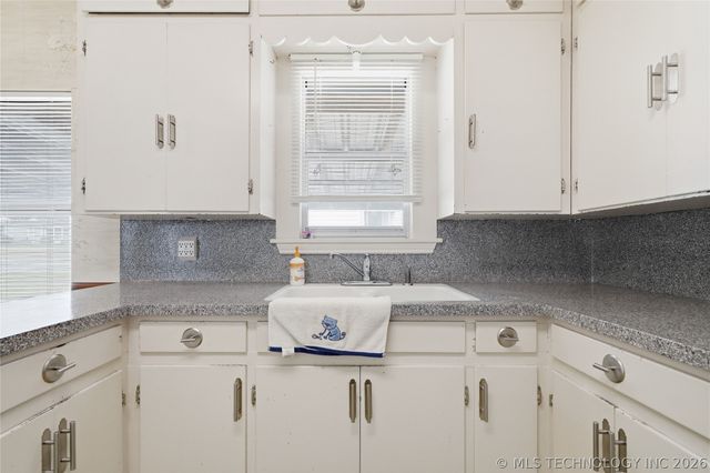 911 N Roosevelt Avenue, Sand Springs, OK 74063