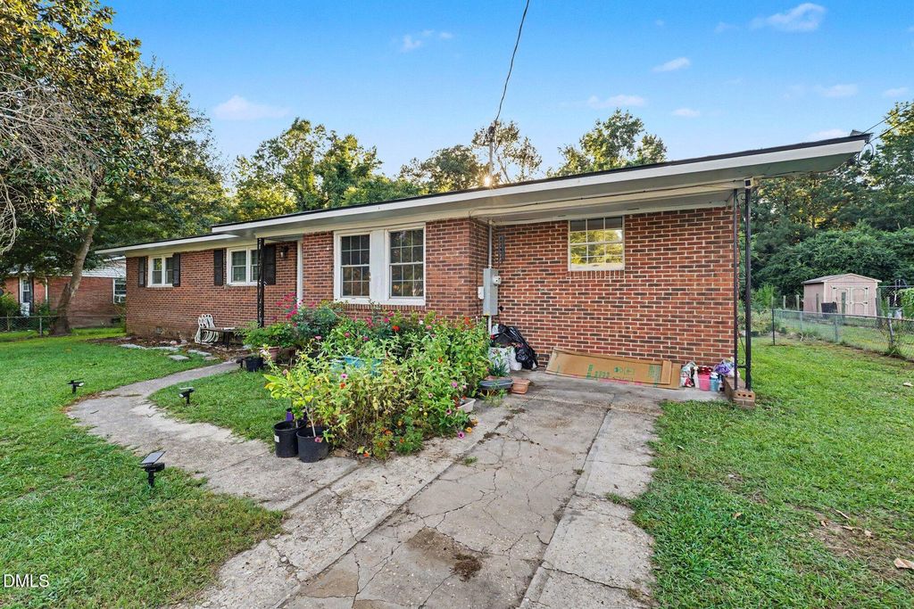 2052 Mango Circle, Fayetteville, NC 28304