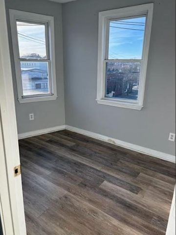 76 Walnut St 4, Peabody, MA 01960