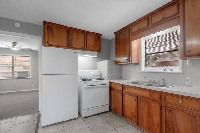700 Gray Street 2, Huntsville, TX 77320
