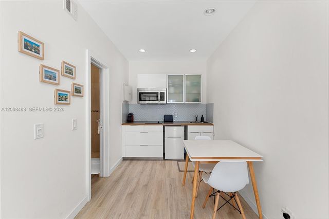 2445 Lake Pancoast Dr M, Miami Beach, FL 33140