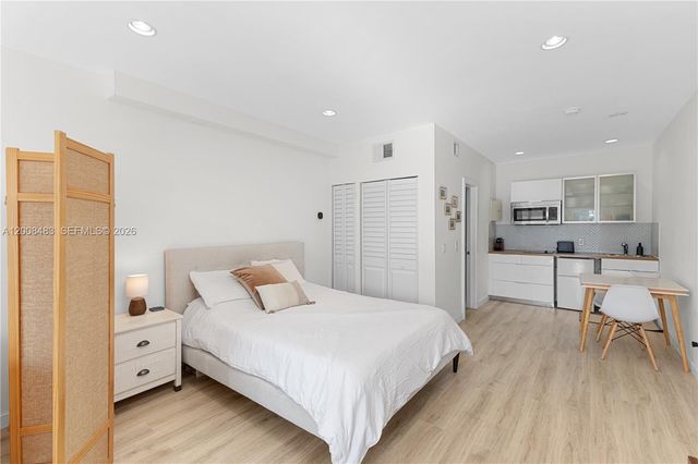 2445 Lake Pancoast Dr M, Miami Beach, FL 33140