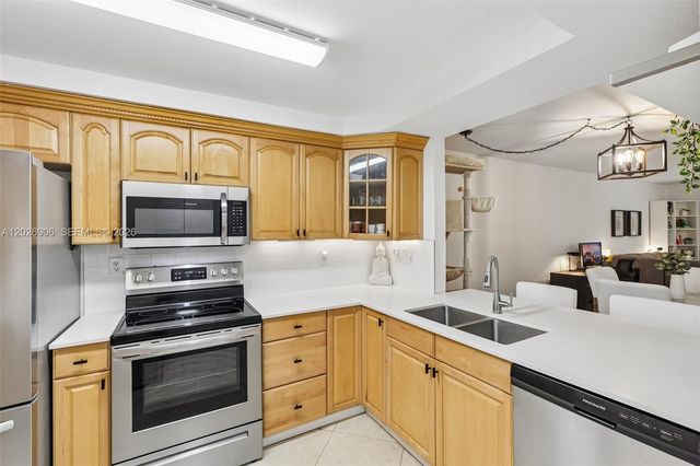 400 Commodore Dr 206, Plantation, FL 33325