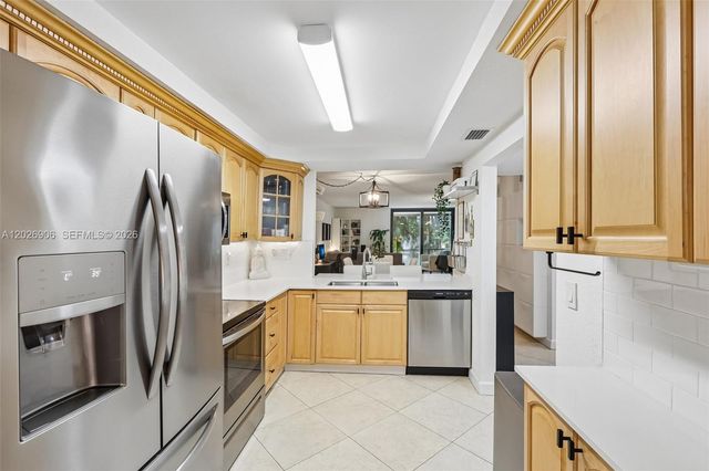 400 Commodore Dr 206, Plantation, FL 33325