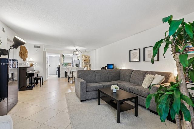 400 Commodore Dr 206, Plantation, FL 33325