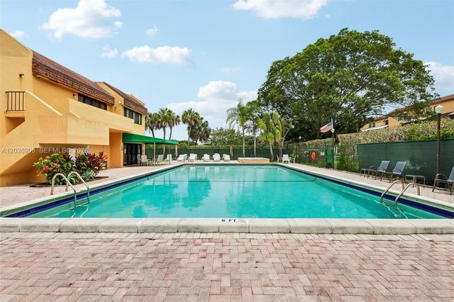 400 Commodore Dr 206, Plantation, FL 33325