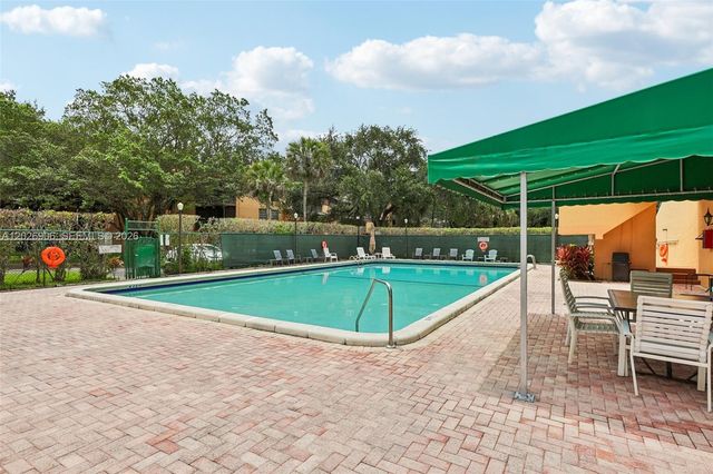 400 Commodore Dr 206, Plantation, FL 33325