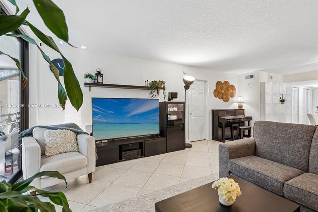 400 Commodore Dr 206, Plantation, FL 33325