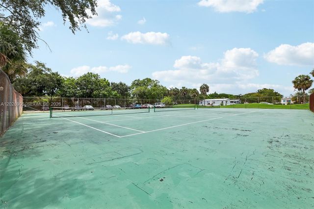 400 Commodore Dr 206, Plantation, FL 33325