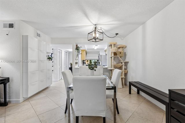 400 Commodore Dr 206, Plantation, FL 33325