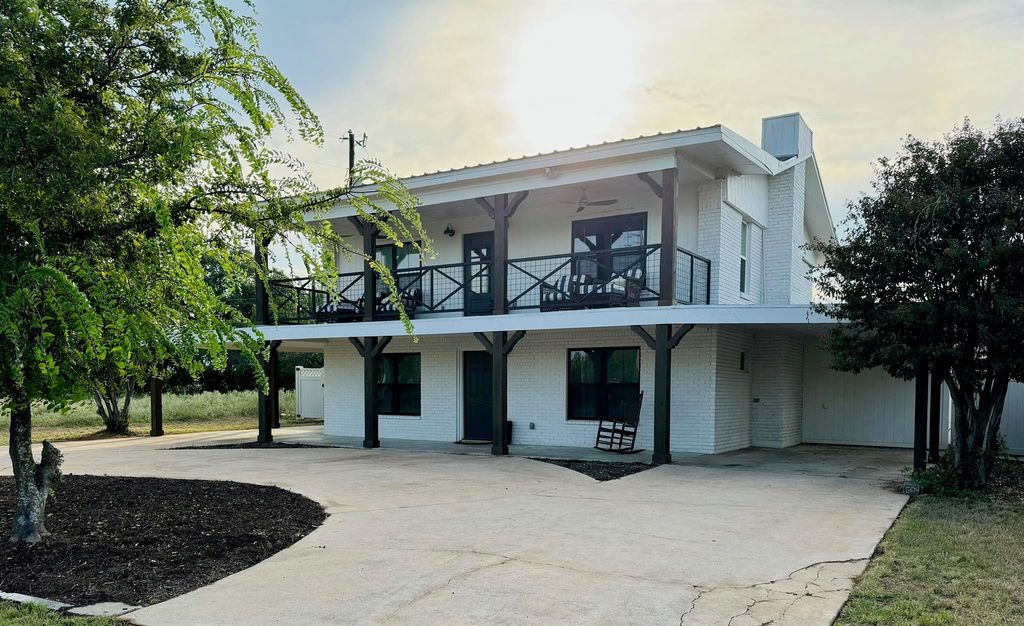 1002 Granite DR, Granite Shoals, TX 78654