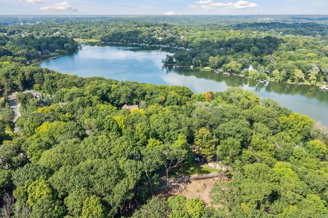 601 Fox Hill Drive, Chanhassen, MN 55317