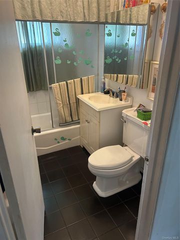 6 Mead Lane, Westbury, NY 11590