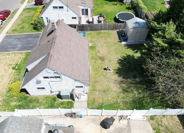 6 Mead Lane, Westbury, NY 11590