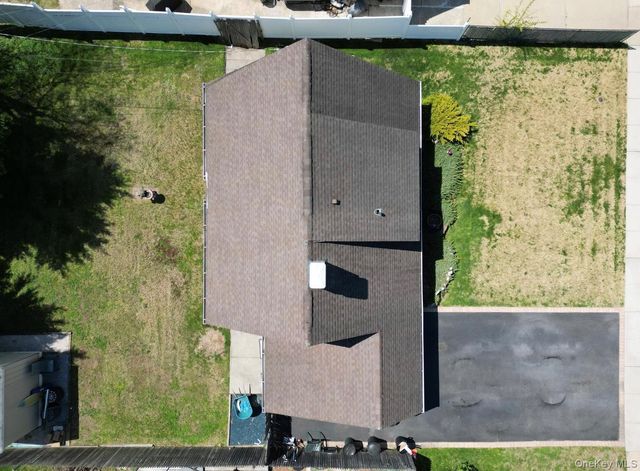 6 Mead Lane, Westbury, NY 11590