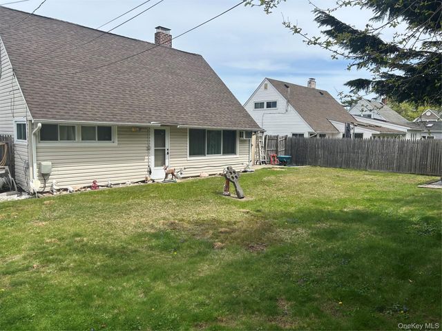 6 Mead Lane, Westbury, NY 11590